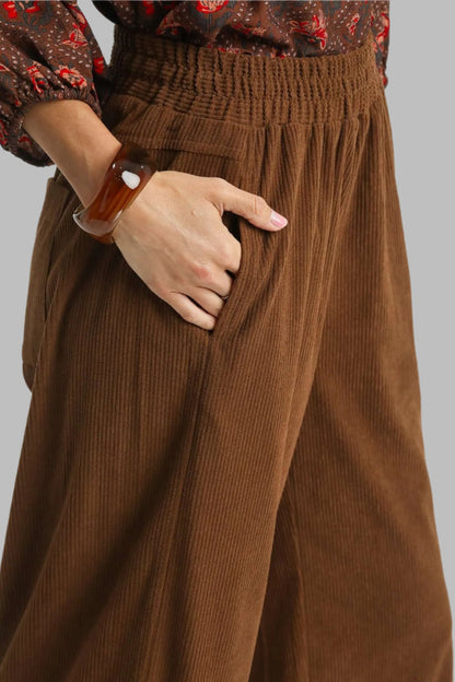 Brown corduroy pants with elastic waistband and pockets 
